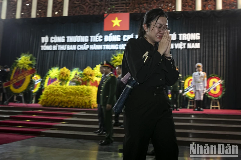 [Ảnh] Người dân xúc động khi vào viếng Tổng Bí thư Nguyễn Phú Trọng ảnh 7