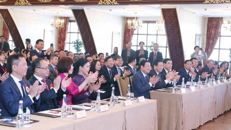 Tổng Bí thư Tô Lâm và Phu nhân gặp gỡ cán bộ Đại sứ quán, đại diện cộng đồng người Việt Nam tại Nga ảnh 2