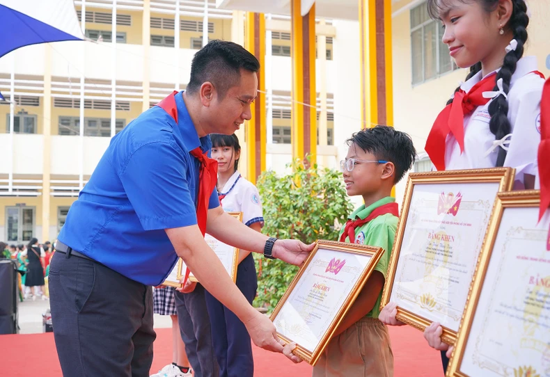 Thí sinh lớp 5 giành giải Đặc biệt Cuộc thi Sưu tập tem về Ngày Giải phóng miền nam ảnh 2