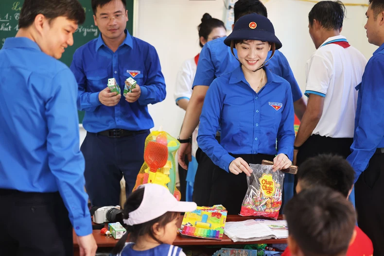 "Tự hào một dải non sông": Thế hệ trẻ phát huy sự nghiệp bảo vệ biển, đảo ảnh 4 "Tự hào một dải non sông": Thế hệ trẻ phát huy sự nghiệp bảo vệ biển, đảo ảnh 4