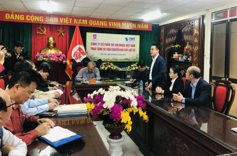 Hội Hỗ trợ gia đình liệt sĩ Việt Nam tiếp nhận xe ô-tô vận chuyển hài cốt liệt sĩ ảnh 1