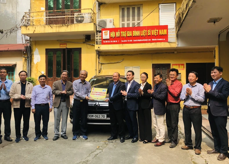 Hội Hỗ trợ gia đình liệt sĩ Việt Nam tiếp nhận xe ô-tô vận chuyển hài cốt liệt sĩ ảnh 4