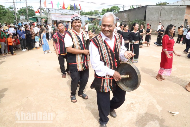 [Ảnh] Buôn làng rộn ràng trong ngày Lễ hội mừng lúa mới ảnh 12