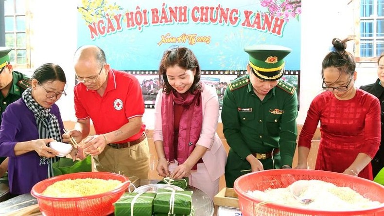 Đoàn Đại biểu Quốc hội tỉnh Đắk Lắk tặng quà Tết các hộ nghèo và chiến sĩ biên phòng ảnh 3