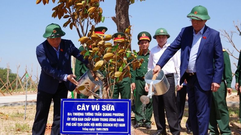 Phó Chủ tịch Quốc hội Trần Quang Phương thăm, tặng quà, chúc Tết cán bộ, chiến sĩ và nhân dân khu vực biên giới tỉnh Đắk Lắk ảnh 6