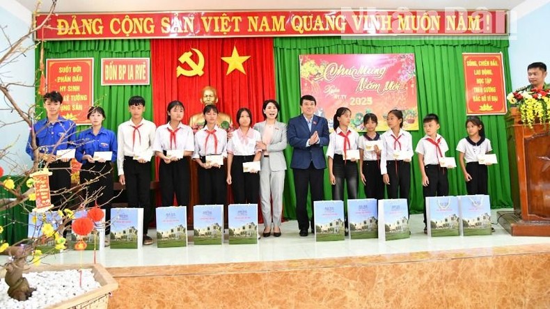 Phó Chủ tịch Quốc hội Trần Quang Phương thăm, tặng quà, chúc Tết cán bộ, chiến sĩ và nhân dân khu vực biên giới tỉnh Đắk Lắk ảnh 2