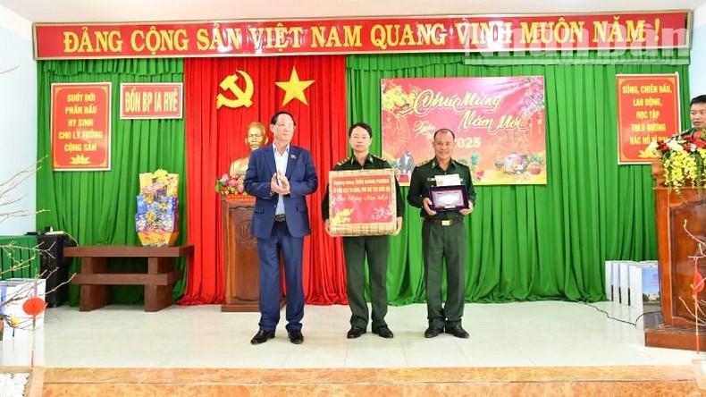 Phó Chủ tịch Quốc hội Trần Quang Phương thăm, tặng quà, chúc Tết cán bộ, chiến sĩ và nhân dân khu vực biên giới tỉnh Đắk Lắk ảnh 1