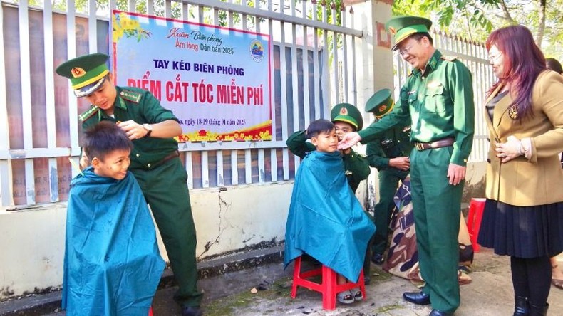 Tặng hàng trăm suất quà Tết cho nhân dân xã biên giới Krông Na ảnh 2