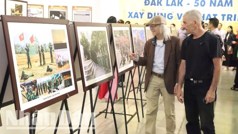 Khai mạc Triển lãm “Đắk Lắk - 50 năm xây dựng và phát triển” ảnh 4