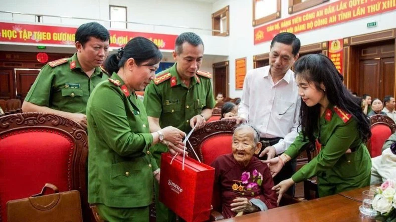 Thu nhận mẫu ADN thân nhân các liệt sĩ chưa xác định được danh tính ở Đắk Lắk ảnh 2