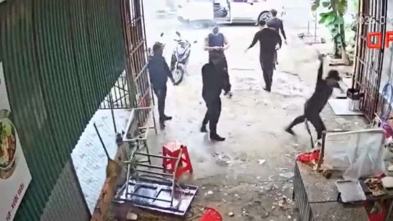 Truy bắt các đối tượng đập phá tài sản, tạt sơn vào nhà và có hành vi đe dọa người dân ở Đắk Lắk ảnh 1