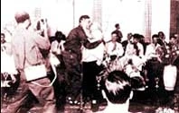 Bác Tôn Đức Thắng ôm hôn đồng chí Bùi Văn Tùng tại phòng khánh tiết dinh Thống Nhất ngày 17-5-1975.