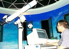 Kính thiên văn FS-152 của Nhật Bản được sử dụng phục vụ du lịch quan sát vũ trụ ở Hải Phòng.