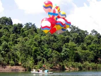 'Rong biển' bay trên hồ Dambri.