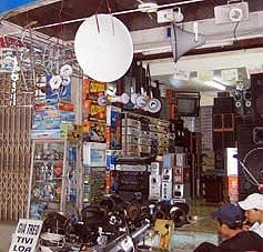 Chảo lậu bán công khai tại chợ Trời, Hà Nội.