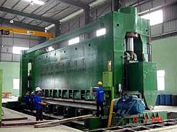 Vận hành thử máy uốn vỏ tàu lớn nhất Đông Nam - Á tại Công ty công nghiệp tàu thủy Nam Triệu.