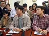 Trưởng nhóm Nguyễn <br>Công Kha (giữa) và <br>hai đồng tác giả iCMS<br> tại cuộc họp ngày 7-12.