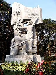 Tượng đài vừa khánh thành tại vườn hoa Vạn Xuân. Ảnh: Ngọc Xiêm