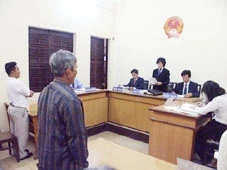 Phiên tòa xét xử một vụ khiếu kiện.