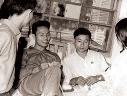Trần Quang Long (ngồi, bên trái) tại bệnh viện, sau vụ biểu tình bị đàn áp tại Quy Nhơn 1966.