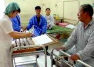 Cấp phát thuốc cho bệnh nhân.
