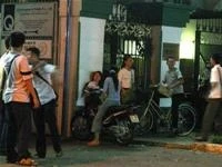 Một nhóm học sinh sau giờ tan học thêm tại nhà giáo viên.