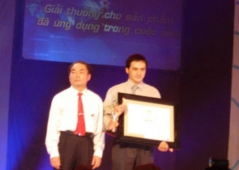Nguyễn Quốc Bảo nhận giải ba Nhân tài đất Việt 2006.