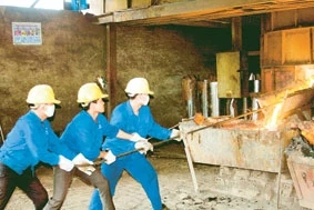 Công nhân bên lò luyện Pero.