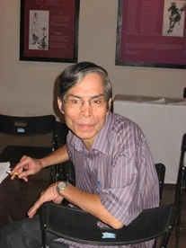 Nhà thơ Đỗ Trung Lai tại triển lãm của mình.