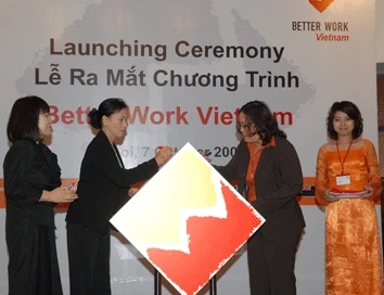 Bộ trưởng Lao động, Thương binh và Xã hội Nguyễn Thị Kim Ngân cùng các đối tác khai trương dự án.