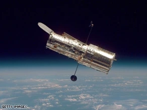 Kính thiên văn trị giá 2 tỷ USD, được phóng lên vũ trụ năm 1990.
