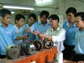 Lớp dạy nghề sửa chữa động cơ điện, Trường trung cấp nghề huyện Củ Chi giúp con em nông dân thoát nghèo.