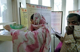 Những bệnh nhân lao Ấn Độ chờ xét nghiệm đờm.