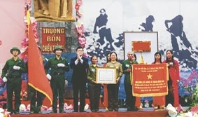 Đồng chí Trương Tấn Sang trao danh hiệu Anh hùng LLVTND tặng tập thể 14 thanh niên xung phong Truông Bồn.