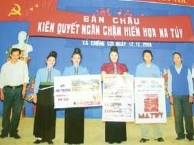 Chính quyền và Hội Phụ nữ Bản Châu, xã Chiềng Cơi, thị xã Sơn la phát động phong trào phòng, chống tội phạm.