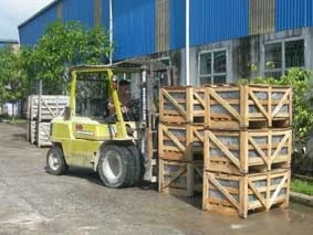 Công nhân công ty Hồng Phúc bốc dỡ sản phẩm đá ốp lát xuất khẩu.