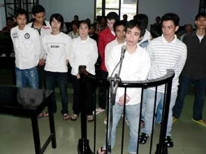 Hạnh “Nhật” (áo kẻ ngang, gần vành móng ngựa), Ánh “Phú” (thứ 3 từ trái sang, hàng thứ 2) và đồng bọn trước Tòa.