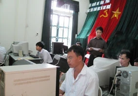 Dạy vi-tính cho người khiếm thị.