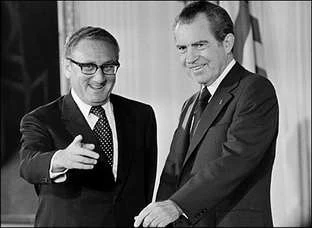 Ông Henry Kissinger, trái, và Tổng thống Richard Nixon sau khi ông Kissinger tuyên thệ nhậm chức Ngoại trưởng ngày 22