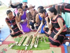 Kon Tum: Liên hoan đàn hát dân ca và trình diễn trang phục dân tộc