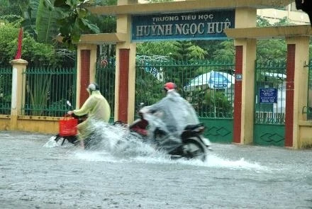 Đường Hà Huy Tập, quận Thanh Khê đoạn qua Trường tiểu học Huỳnh Ngọc Huệ mùa mưa thường xuyên bị ngập sâu, học sinh đi h