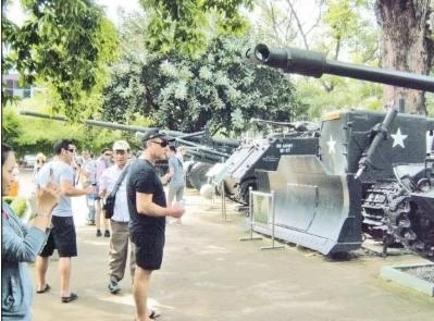 Du khách tham quan Bảo tàng Chứng tích chiến tranh.
