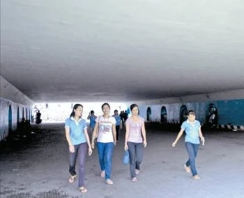 Công nhân và người dân địa phương đã sử dụng hầm chui Tân Tạo, Linh Trung để qua đường quốc lộ 1A.