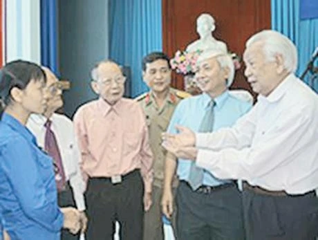 Đại tá Tư Chu (người thứ ba từ trái sang), trong Hội thảo Kỷ niệm 50 năm Tổng tiến công và nổi dậy Xuân Mậu Thân 1968.