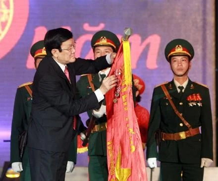 Chủ tịch nước Trương Tấn Sang gắn Huân chương Ðộc lập hạng nhất lên lá cờ truyền thống của Ðảng bộ, chính quyền và nhân 