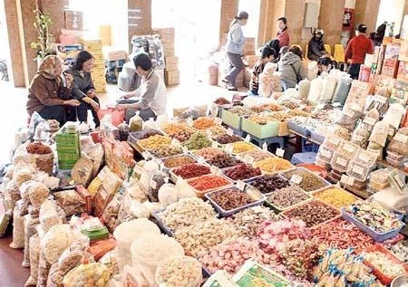 Ô mai, xí muội không rõ nguồn gốc, xuất xứ được bày bán nhiều tại chợ Ðồng Xuân (Hà Nội). Ảnh: THĂNG LONG