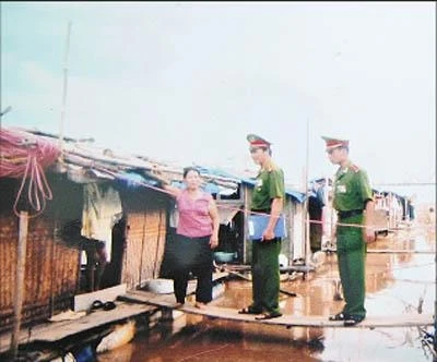 Công an phường Phúc Xá, quận Ba Ðình, Hà Nội kiểm tra tạm trú các hộ dân sống ven sông Hồng.