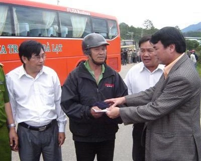 Phó Chủ tịch UBND tỉnh Lâm Đồng trao tiền hỗ trợ cho gia đình nạn nhân.
