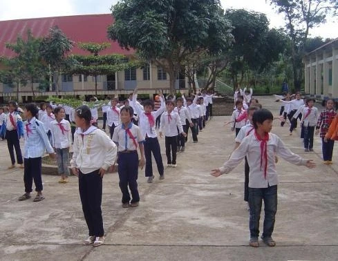 Tình trạng lạm thu, lạm chi đang đè thêm kinh tế đối với những gia đình nghèo có con đi học.