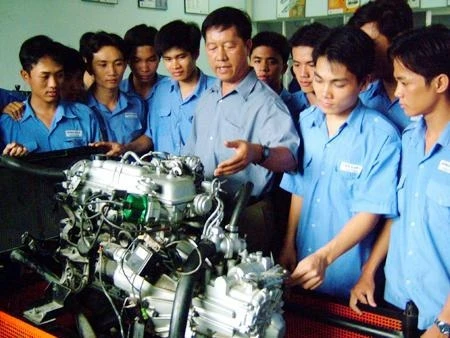 Thanh niên học nghề sửa chữa ô-tô tại Trường cao đẳng kỹ thuật Lý Tự Trọng. Ảnh: TẤT CƯỜNG